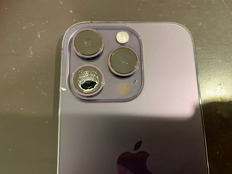 iPhone14Proのカメラレンズが割れています。