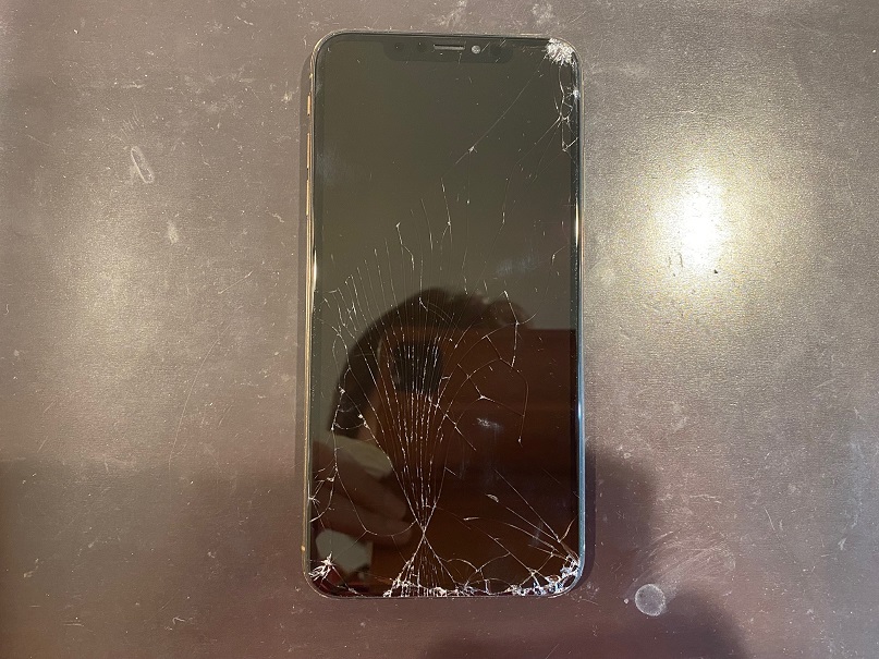 iPhoneXsMaxぼ画面がバキバキに壊れています。