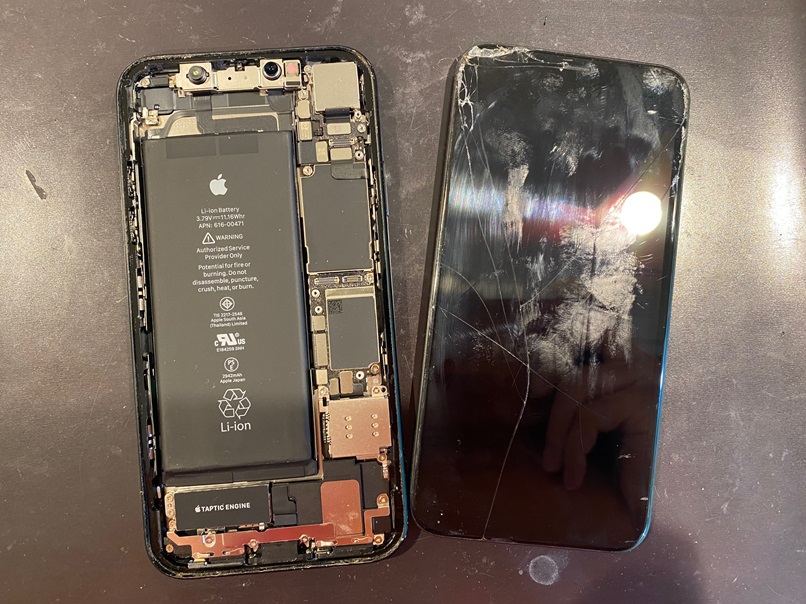 iPhoneXRの液晶修理の様子です。