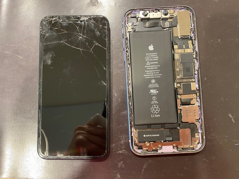 iPhone11の液晶画面修理の様子です。