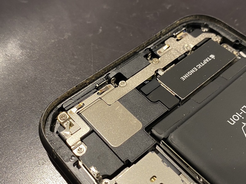 汚れが付着しているiPhone11の画面のフチ