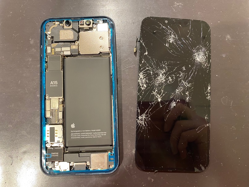 iPhone13の画面修理の様子です。